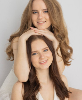 ANYA TWINS